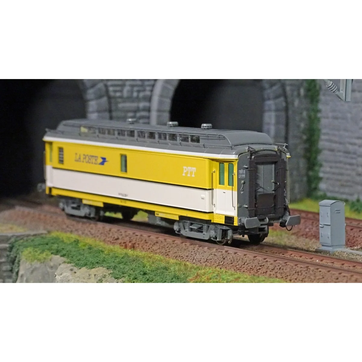 Ree Modeles VB263 OCEM 16m Mobile Postal Van, Yellow and White Rubb...