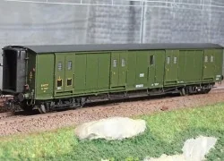 Ree Modeles VB360 Bogie Van, ex-PLM, green 306, black roof and ends...