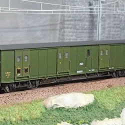 Ree Modeles VB361 Fourgon à bogies, ex-PLM, vert 306, toit et bouts noirs, petits marchepieds, SNCF Ree Modeles VB-361 - 1