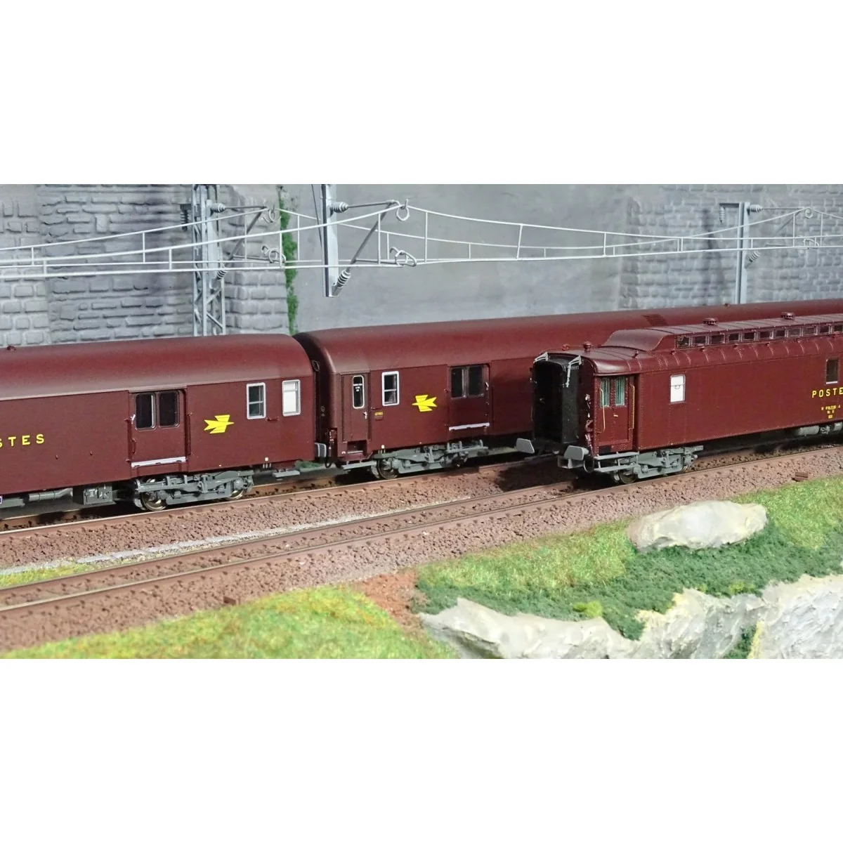 LS Models 40421 Set of 3 UIC Postal Cars, Brown PTT, PA UIC + PA UI...
