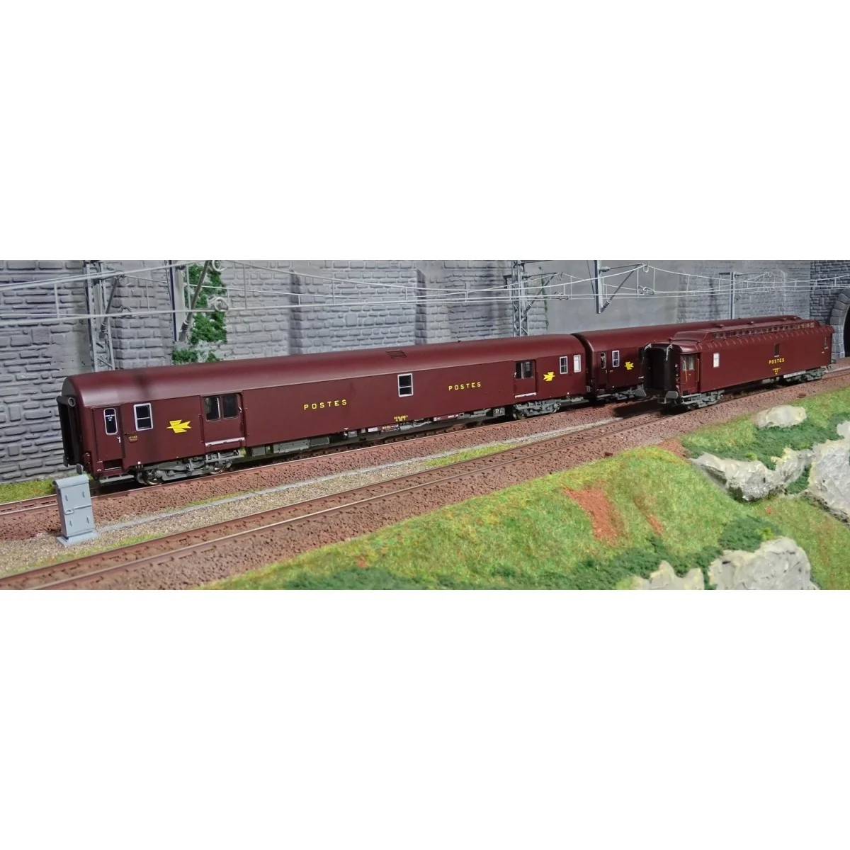 LS Models 40421 Set of 3 UIC Postal Cars, Brown PTT, PA UIC + PA UI...