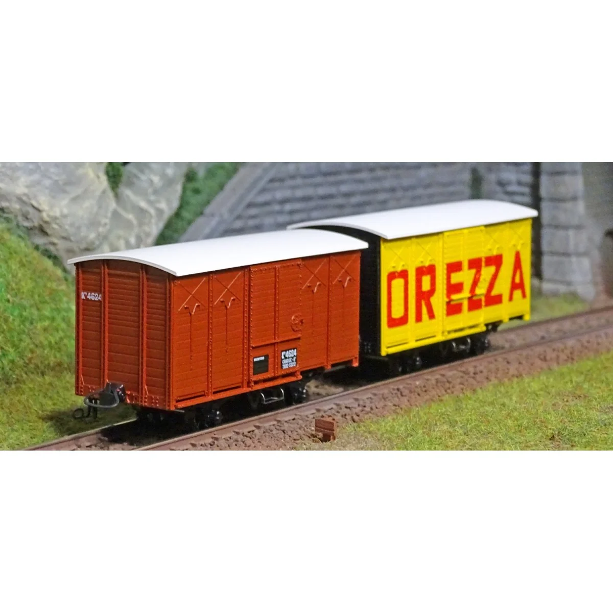 Ree models VM011 Set of 2 Covered Braked Wagons CFC, Round Roof, Re...