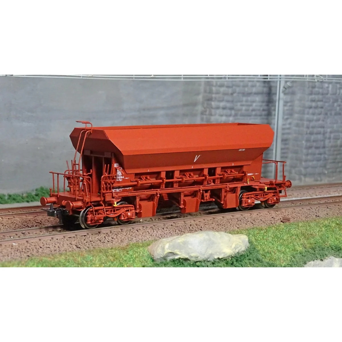 Ree Models WB677 Ballast Hopper Wagon F70 Uas, SNCF, Era IV-V Ree Models WB677 Ballast Hopper Wagon F70 Uas, SNCF, Era IV-V