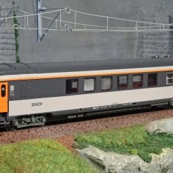 LS Models 40341 Voiture voyageur Vru-Sru Club 34, Corail, Logo nouille, avec cartouche voit. Restaurant Ls models Lsm_40341 - 1