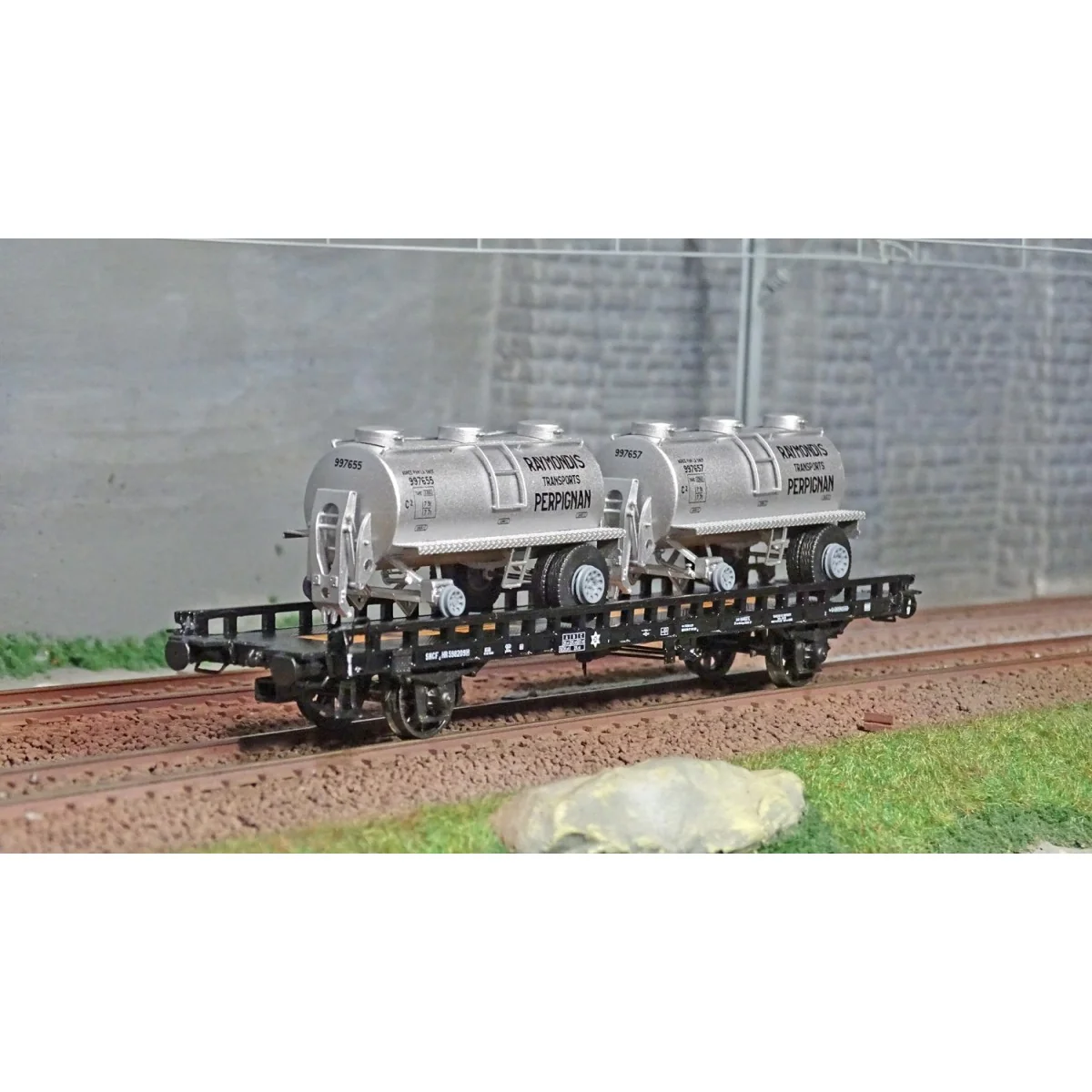 Ree models WB615 UFR Biporteur black wagon, RAYMONDI round tank tra... Ree models WB615 UFR Biporteur black wagon, RAYMONDI round tank tra...