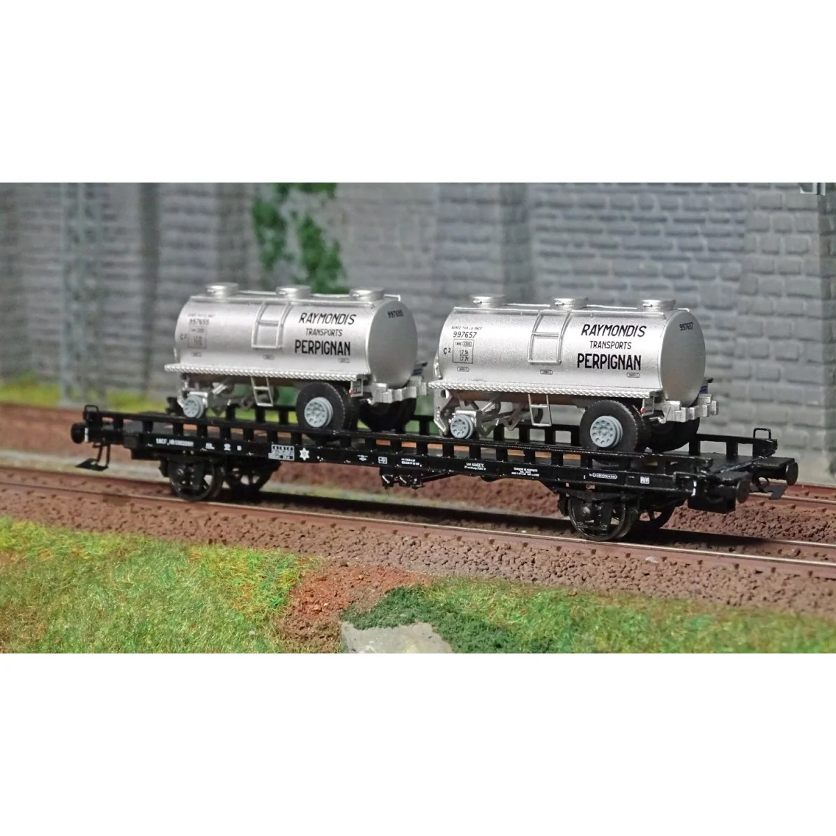 Ree models WB615 UFR Biporteur black wagon, RAYMONDI round tank tra... Ree models WB615 UFR Biporteur black wagon, RAYMONDI round tank tra...
