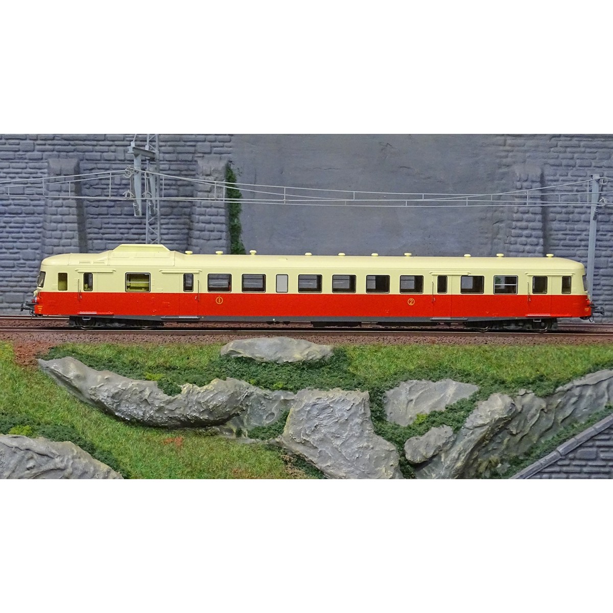 Ree Modeles MB161 X 2828 railcar, original version, red and cream, ...