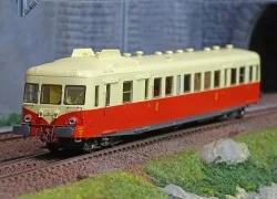 Ree Modeles MB161 X 2828 railcar, original version, red and cream, ...