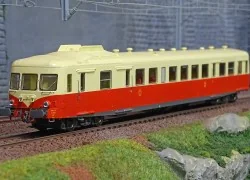 Ree Modeles MB162 X 2825 railcar, original version, red and cream, ...