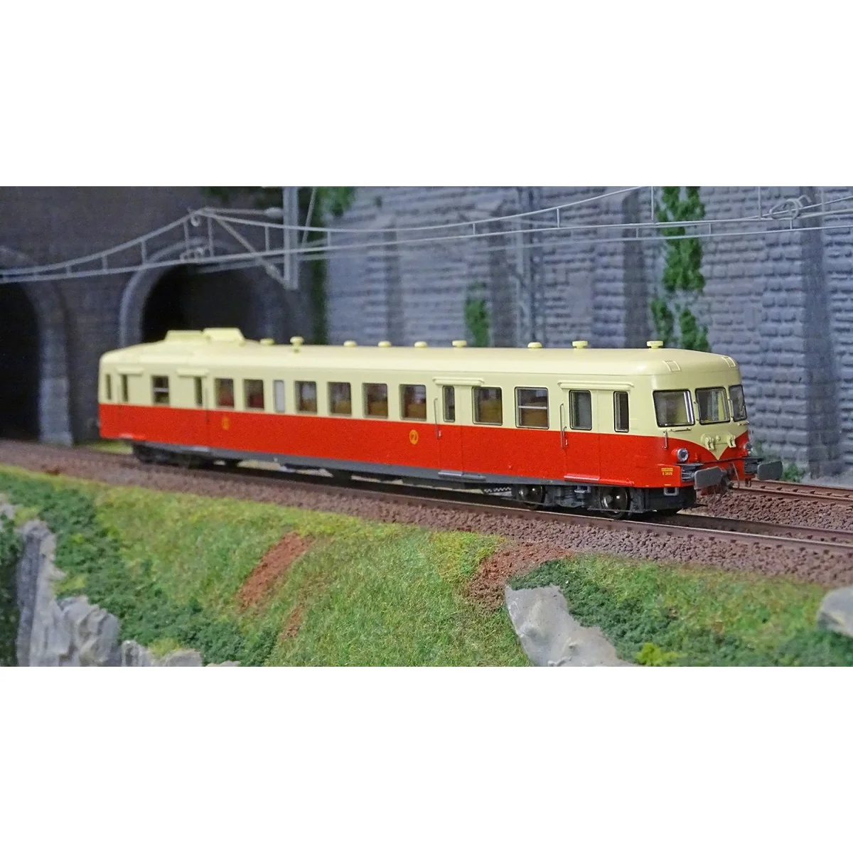 Ree Modeles MB162 X 2825 railcar, original version, red and cream, ...