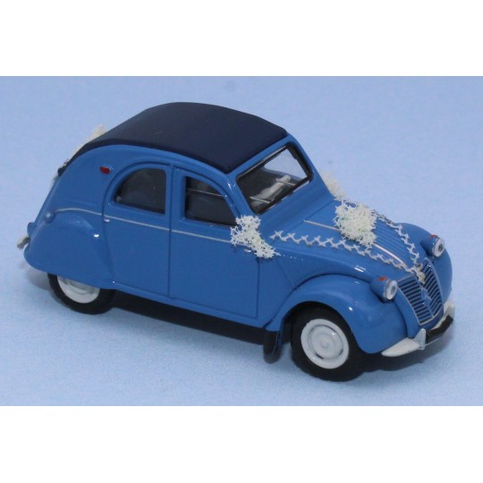 Sai_6025-SAI 6025 Citroën 2 CV 1958, AZLP 1958, glacier blue, top closed, "wedding car with flowers"