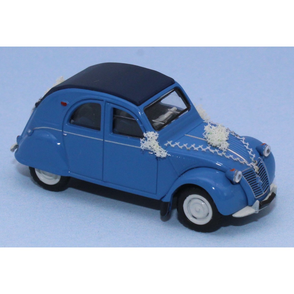 SAI 6025 Citroën 2 CV 1958, AZLP 1958, bleu glacier, capote fermée, "voiture des mariés avec fleurs" Sai Sai_6025 - 1