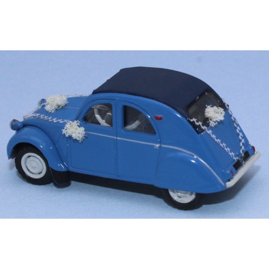 Sai_6025-SAI 6025 Citroën 2 CV 1958, AZLP 1958, glacier blue, top closed, "wedding car with flowers"