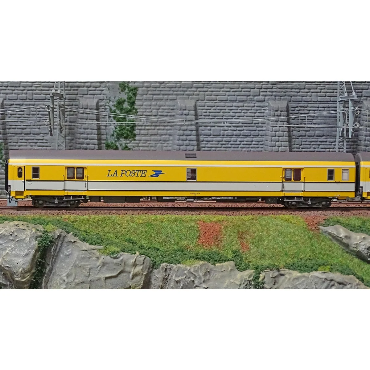 LS Models 40445 Set of 2 UIC postal coaches, yellow/white, grey roo...