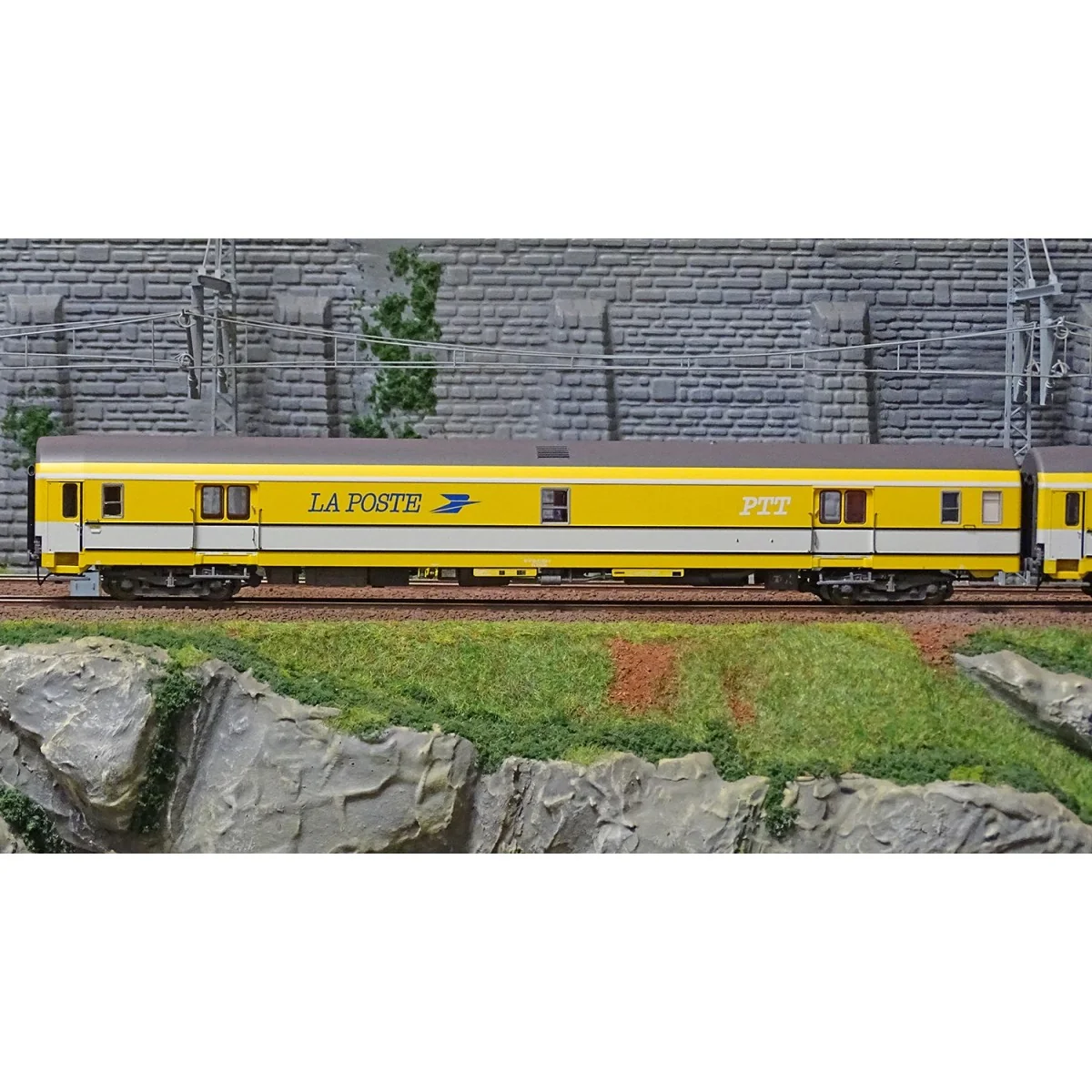 LS Models 40446 Set of 2 UIC postal vans, yellow/white, grey roof, ...