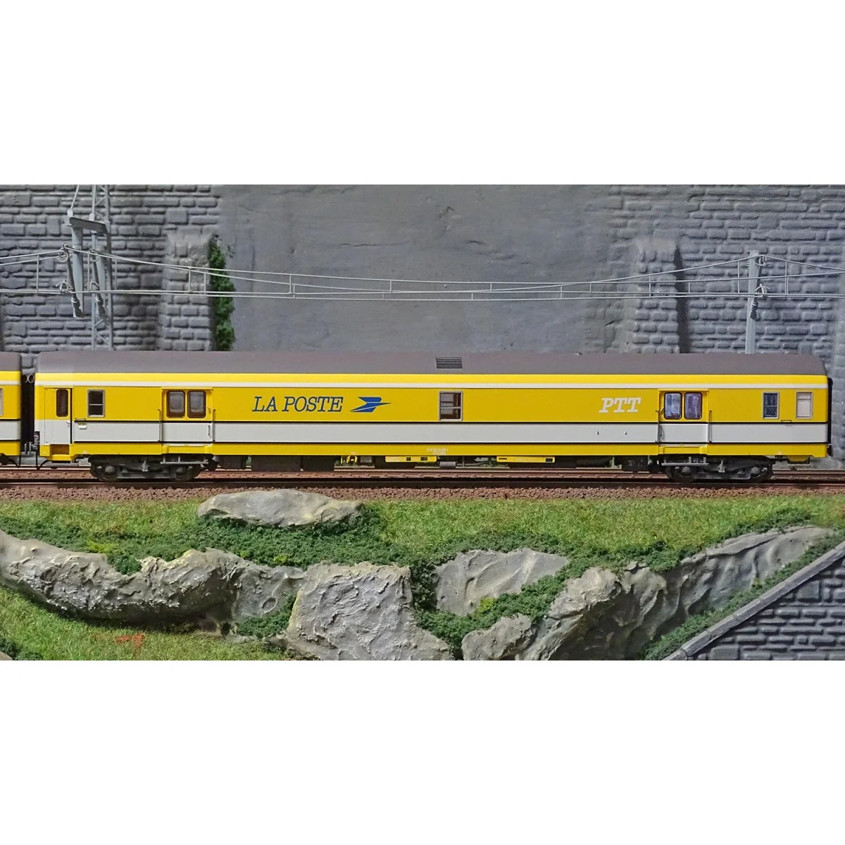 LS Models 40446 Set of 2 UIC postal vans, yellow/white, grey roof, ...