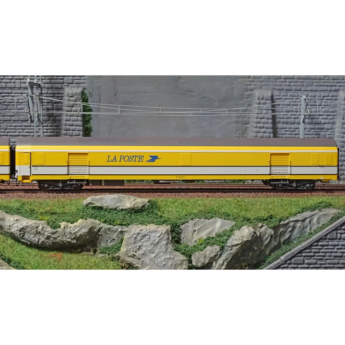 LS Models 40447 Set of 2 UIC postal coaches, yellow/white, grey roo...
