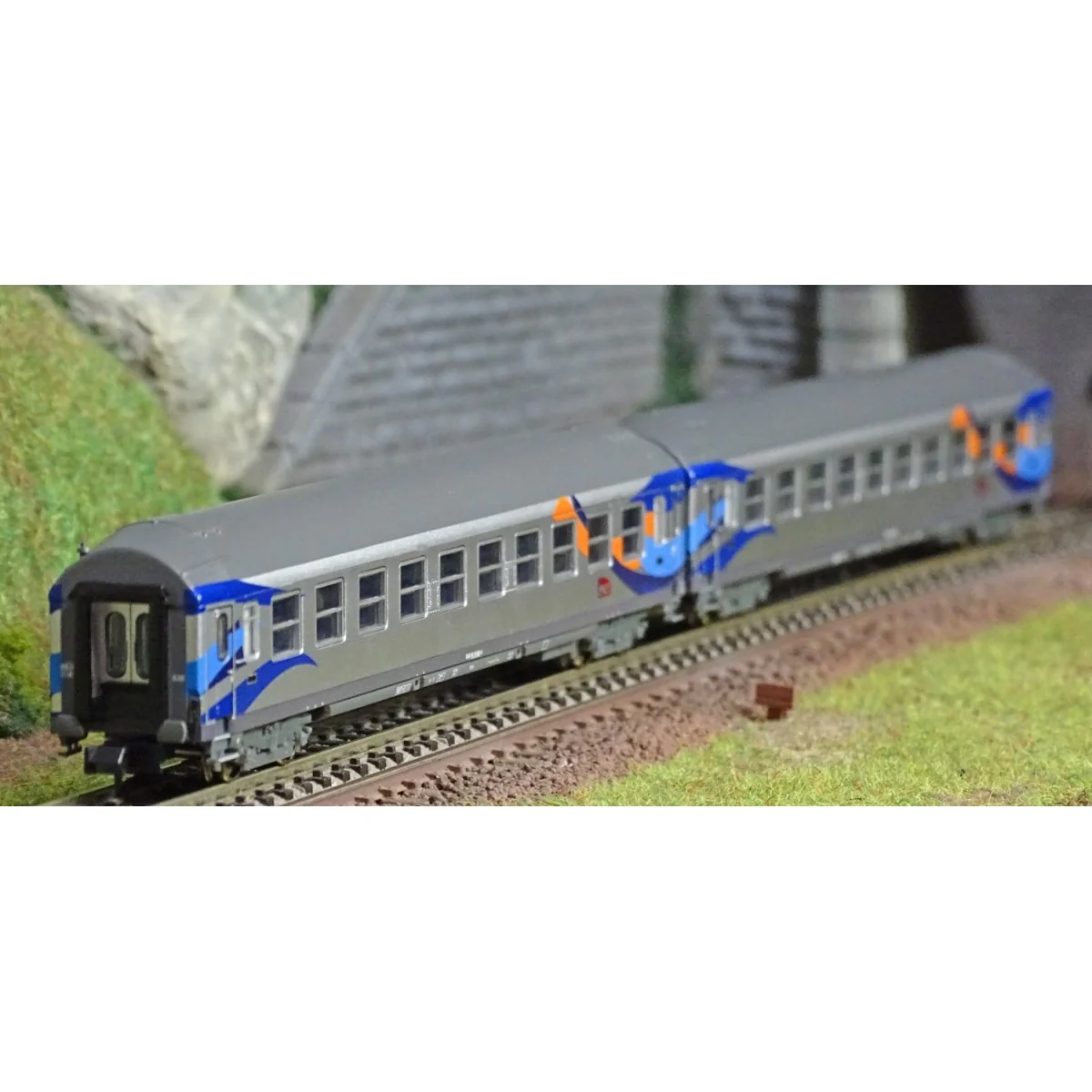 MiniTrix 18211 Set of 2 "Cruise" long-distance passenger cars, SNCF...