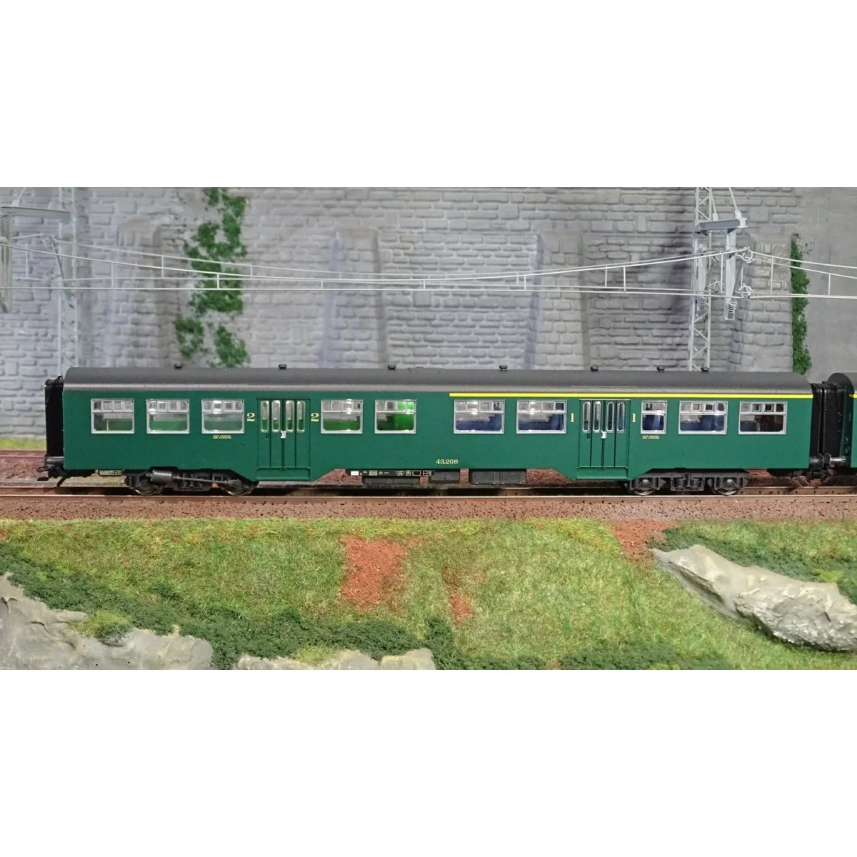 Trix 23222 Set of 2 M2 passenger cars, SNCB / NMBS, interior lighti...