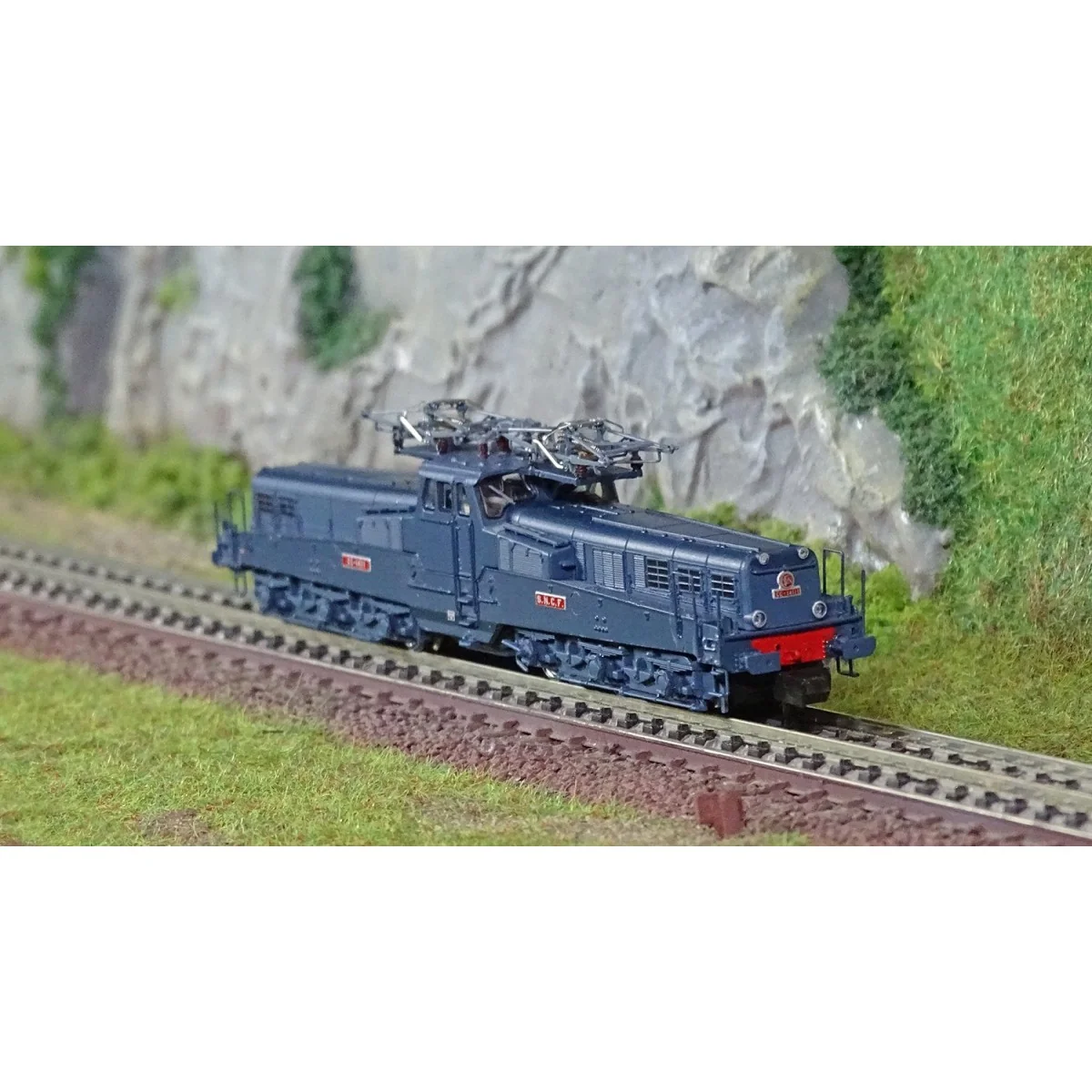 Arnold HN2549S CC 14111 electric locomotive, 4 headlights, SNCF, bl...