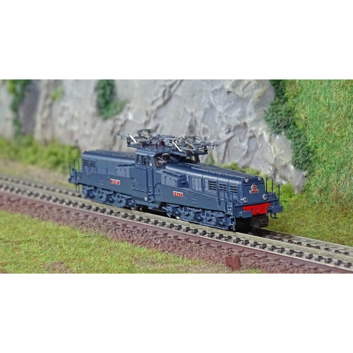 Arnold HN2549 CC 14111 electric locomotive, 4 headlights, SNCF, blu...