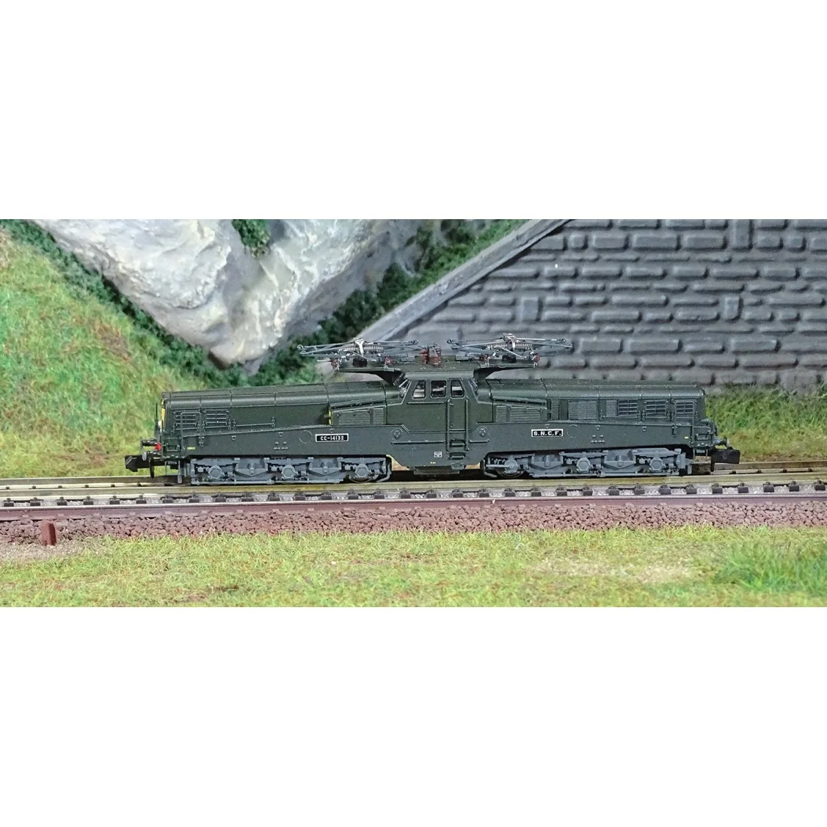 Arnold HN2550S CC 14132 electric locomotive, 2 headlights, SNCF, gr...