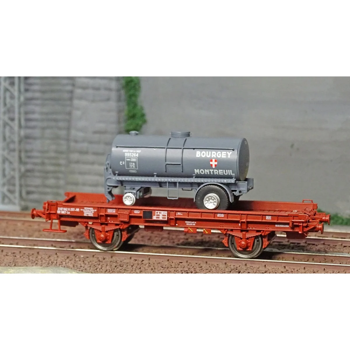 Ree models WB646 UFR Single-Carrier Wagon, brown UIC, solid wheels ...