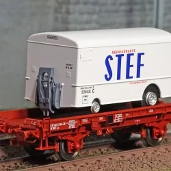 Ree modeles WB652 Wagon UFR Mono-Porteur brun UIC, roues pleines + Remorque Frigo STEF Ree Modeles WB-652 - 1