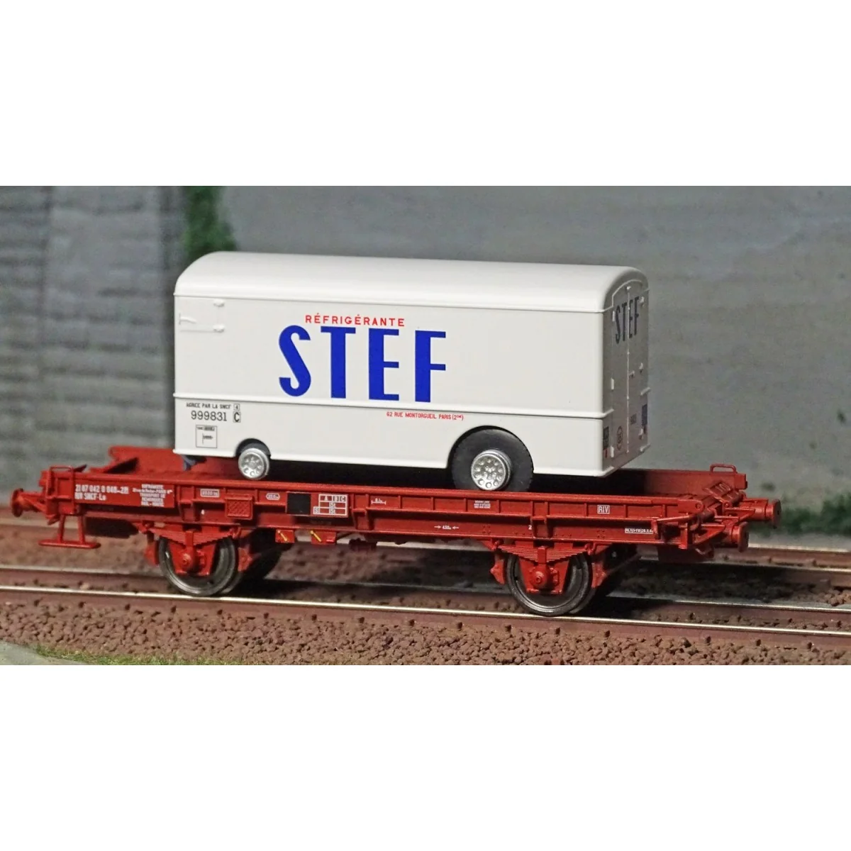 Ree models WB652 UFR Single-Carrier Wagon, brown UIC, solid wheels ...