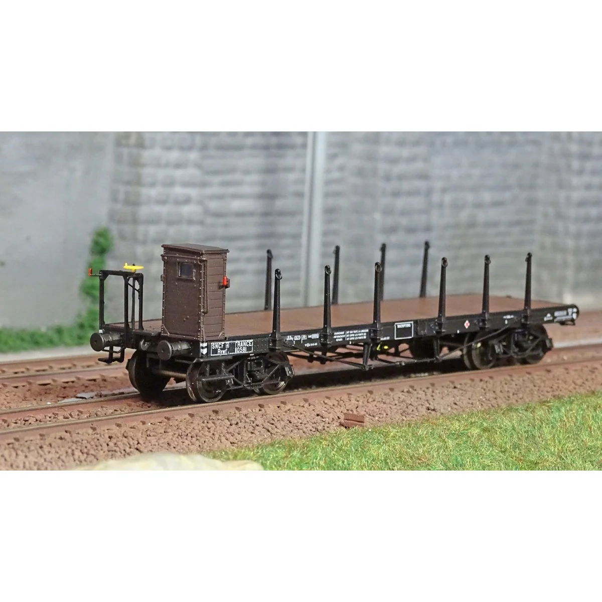 Ree models WB545 Flat wagon for public works, long stanchions and g...