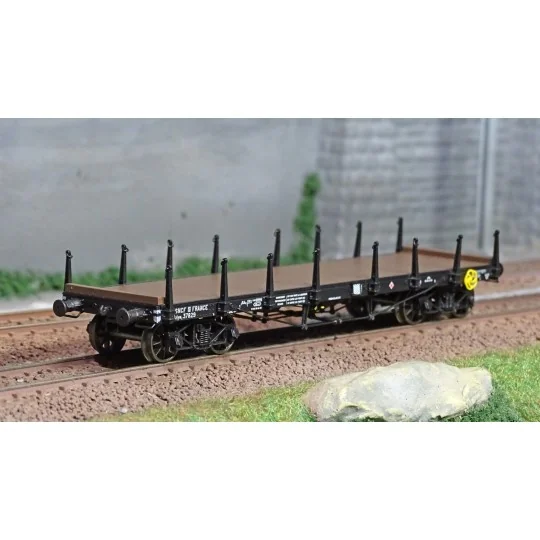 WB-547-Ree models WB547 Flat Wagon TP, short stanchions, bogies, SNCF
