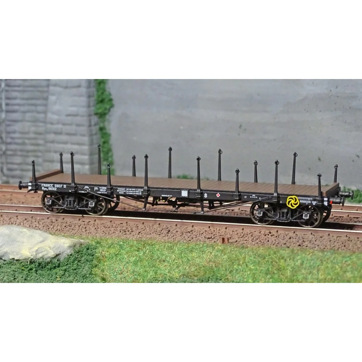 Ree models WB548 Flat Wagon TP, long/short stanchions, bogies, SNCF...