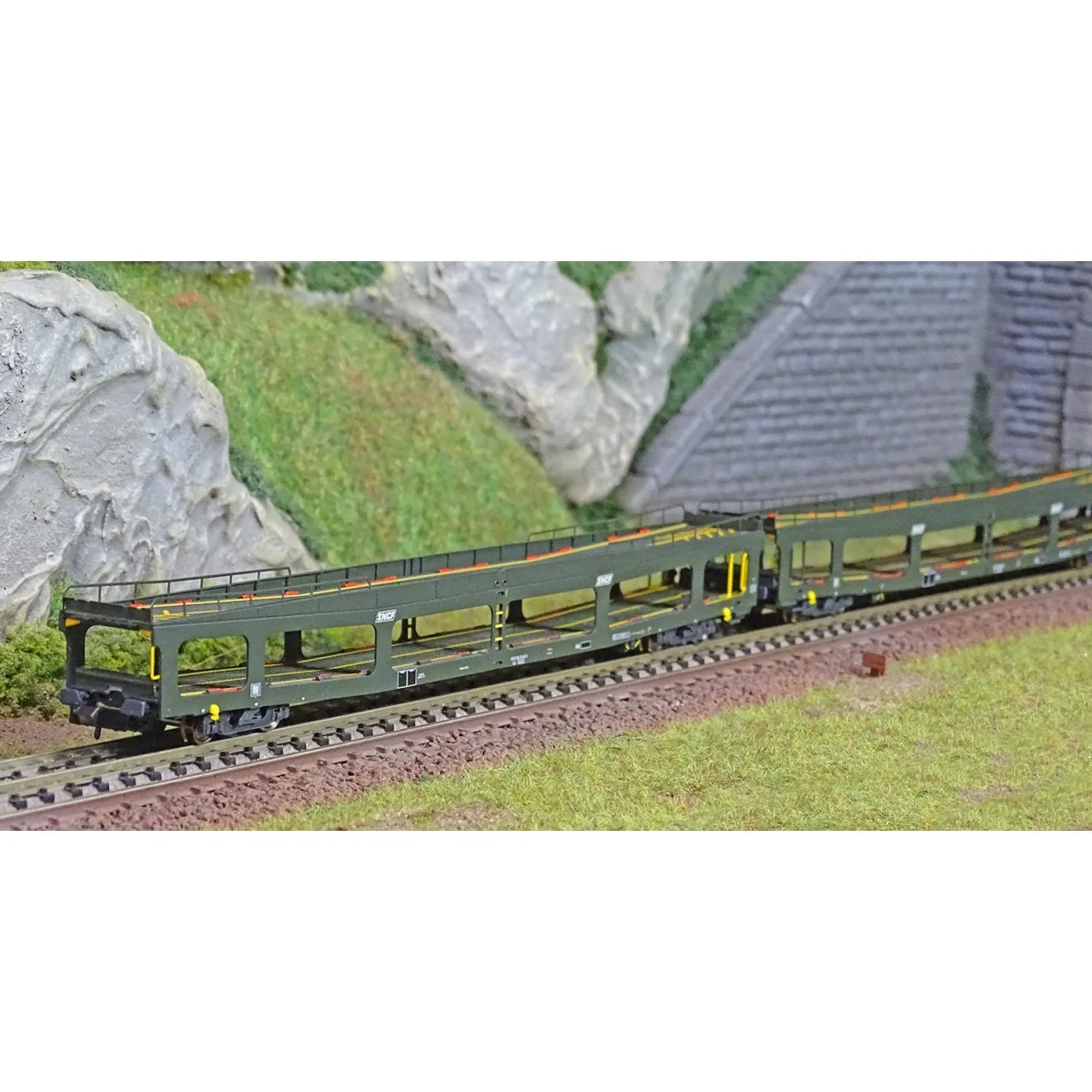 Arnold HN4411 Set of 2 car carriers, DD DEV 66, green livery, white... Arnold HN4411 Set of 2 car carriers, DD DEV 66, green livery, white...