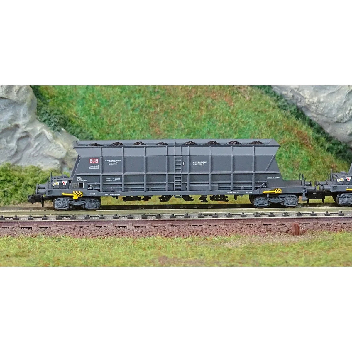Arnold HN6548 Set of 2 Faoos-type bogie hopper wagons, coal transpo...