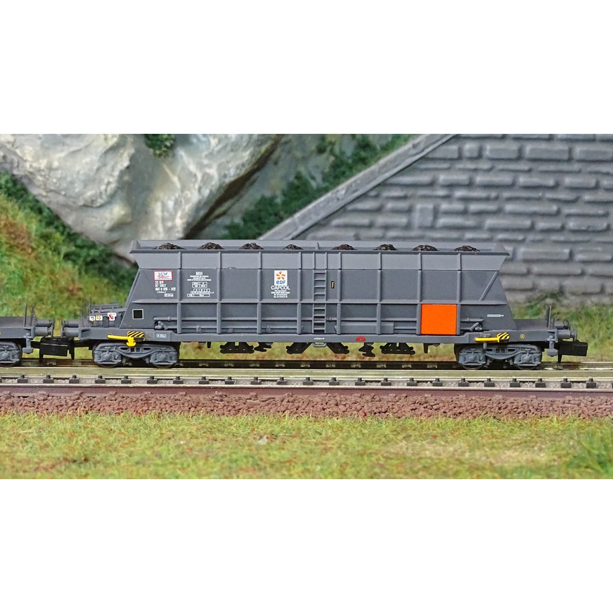 Arnold HN6550 Set of 2 Faoos-type bogie hopper wagons, coal transpo...