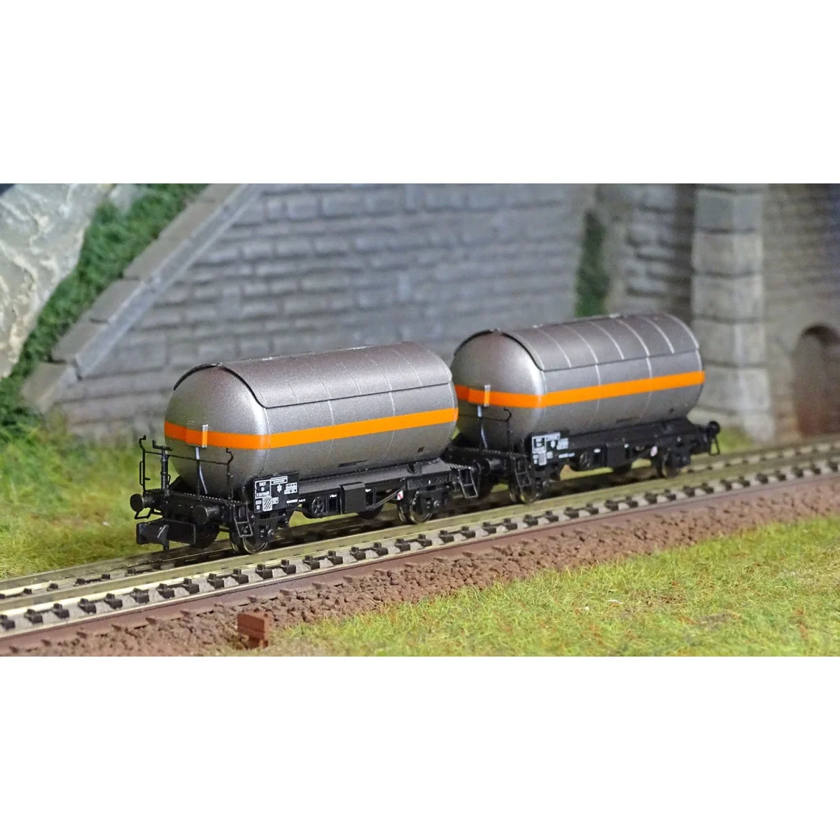 Arnold HN6525 Set de 2 wagons citernes gaz, SNCF, livrée gris avec bande orange, échelle N Arnold HN6525 - 1 Arnold HN6525 Set de 2 wagons citernes gaz, SNCF, livrée gris avec bande orange, échelle N Arnold HN6525 - 1