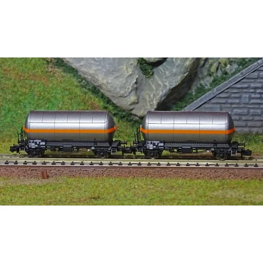 HN6525-Arnold HN6525 Set of 2 gas tank wagons, SNCF, grey livery with orange stripe, N scale