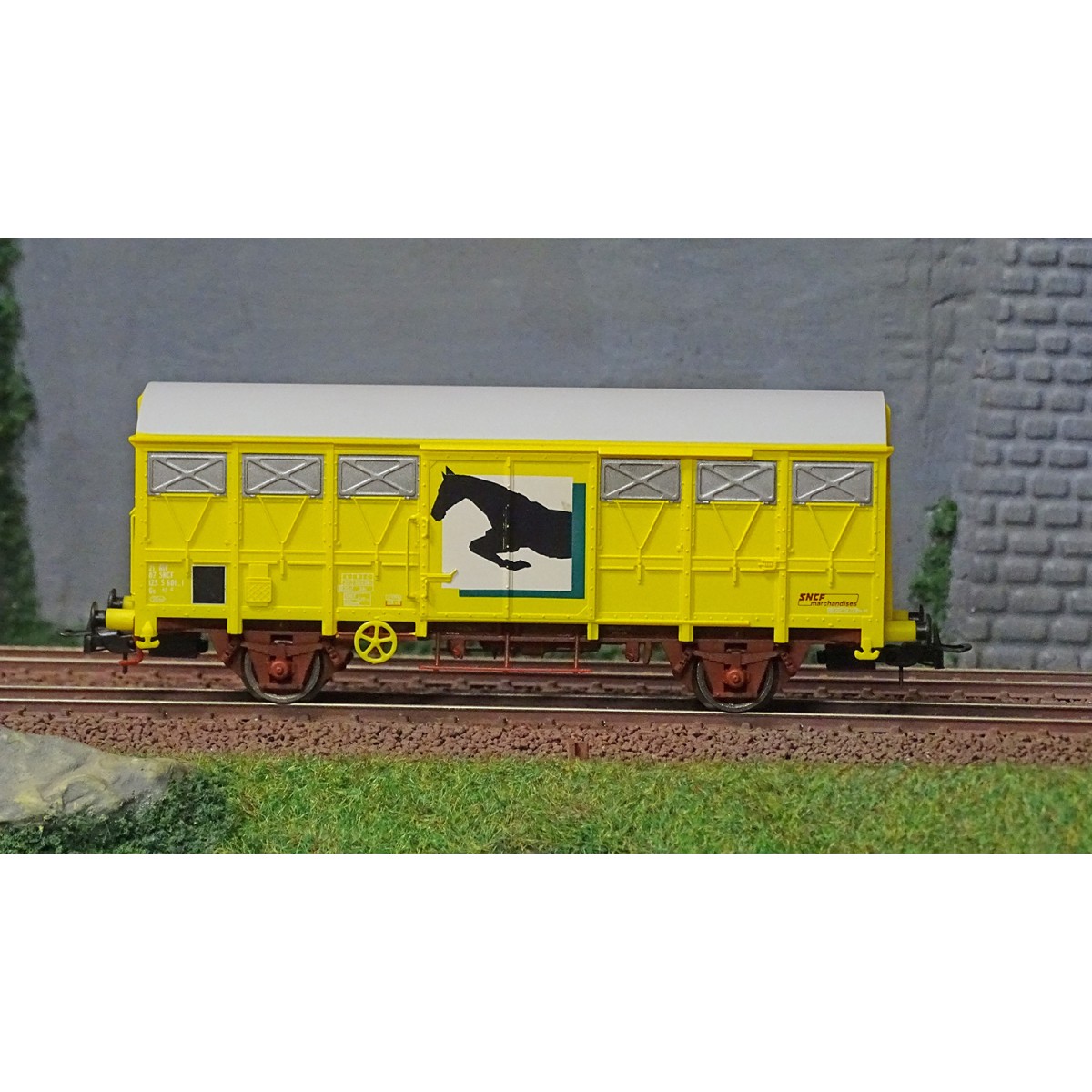 Jouef HJ6232 Covered wagon type Gs, horse transport, yellow livery ...