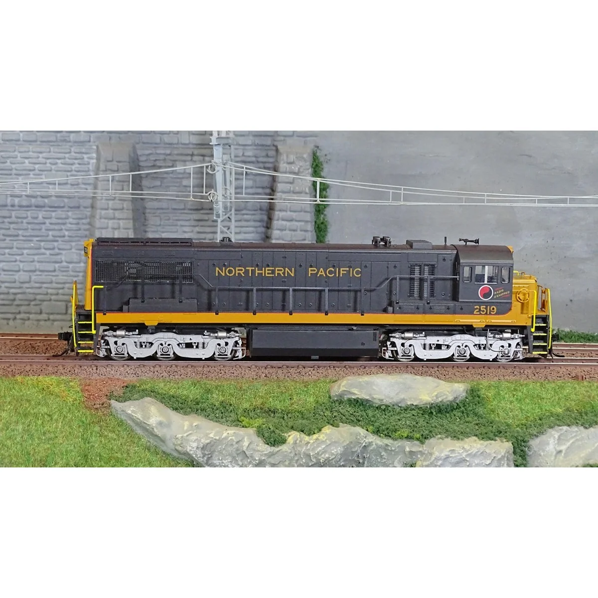 Rivarossi HR2885S Diesel locomotive U25C 2519, Northern Pacific, di...