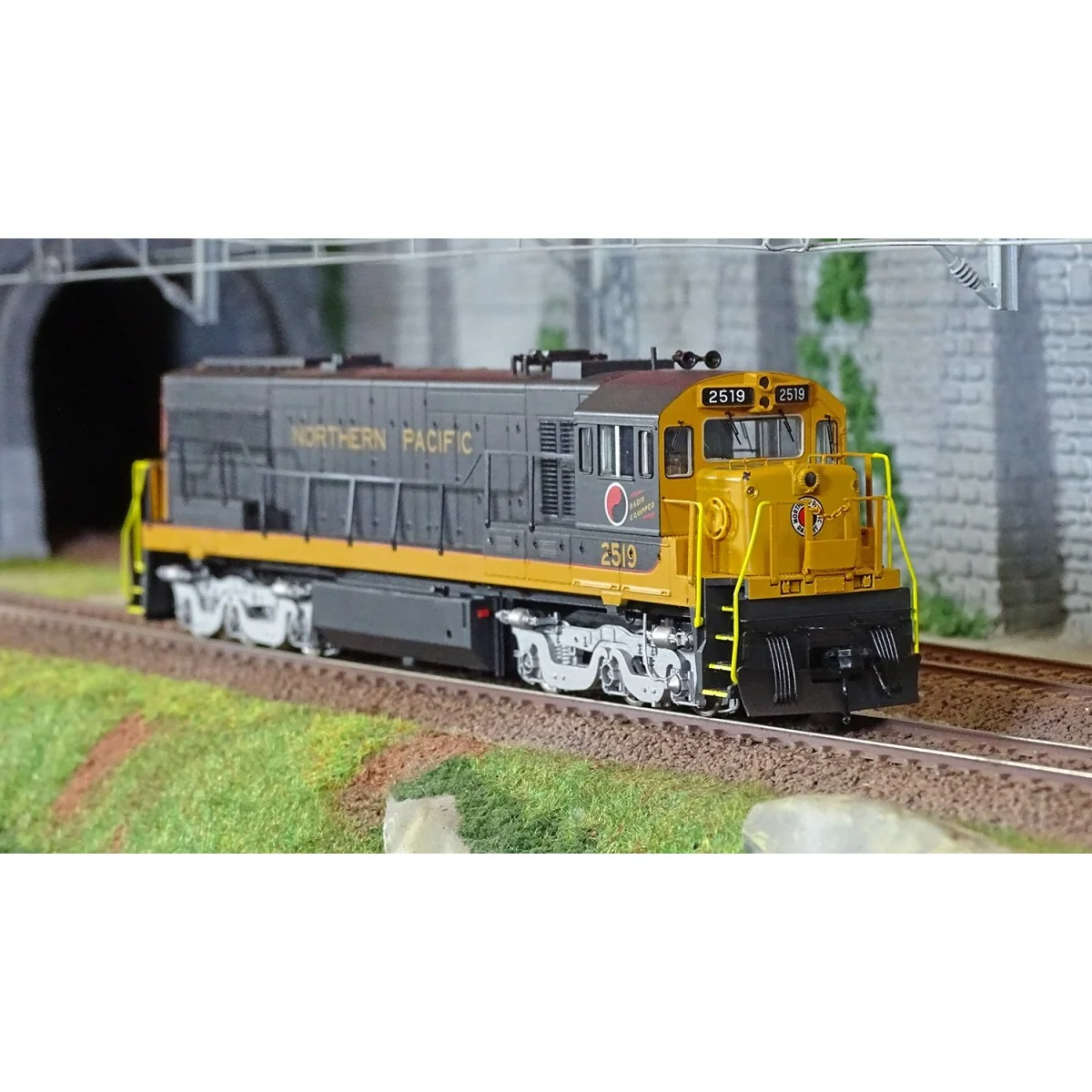 Rivarossi HR2885S Diesel locomotive U25C 2519, Northern Pacific, di...