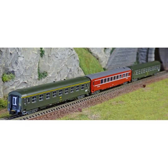 Trix_18219-MiniTrix 18219 Set of 3 mainline coaches Nice - Paris, A9 / Vru / B10, SNCF, N scale