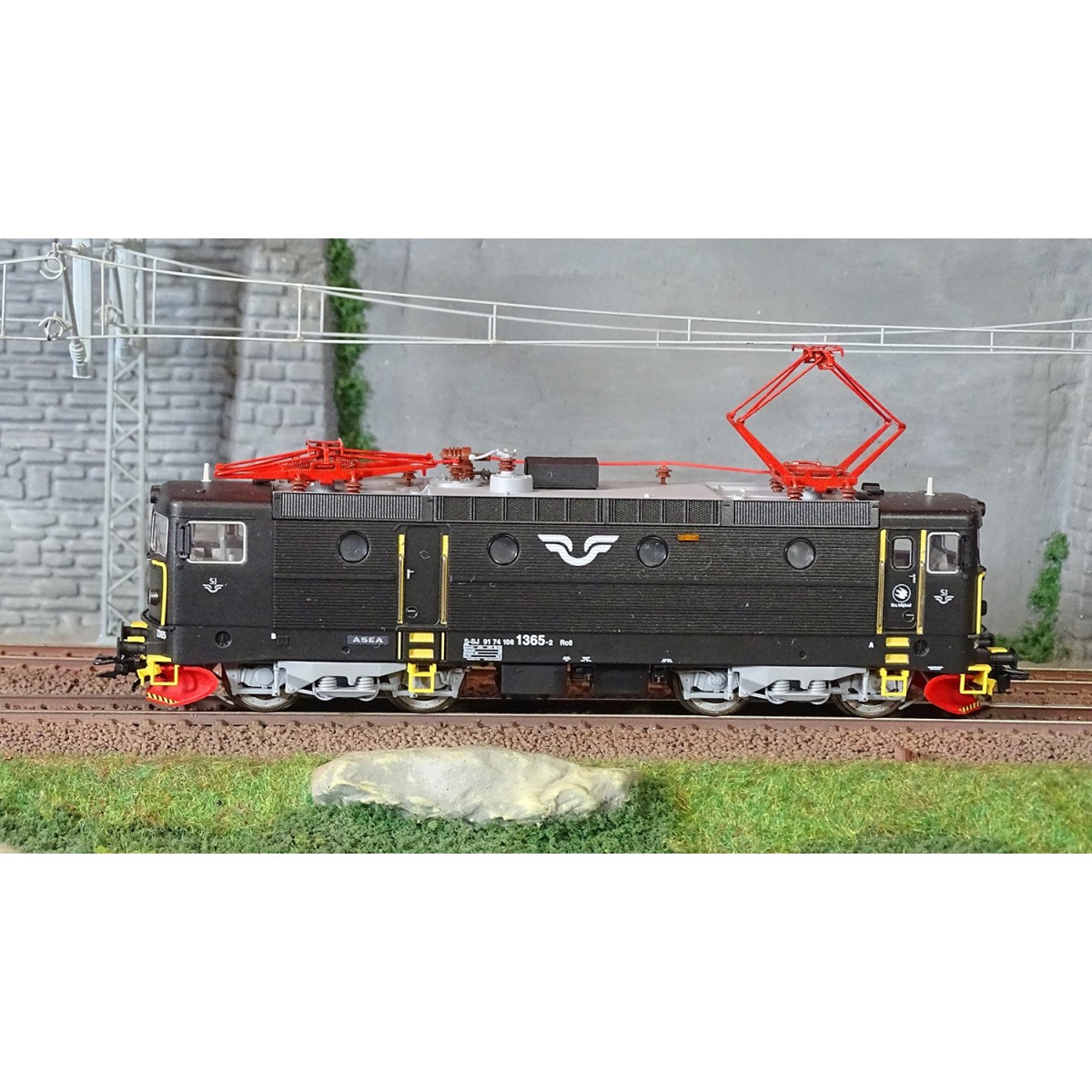 Trix 25280 RC 6 electric locomotive, SJ, black livery, digital soun...
