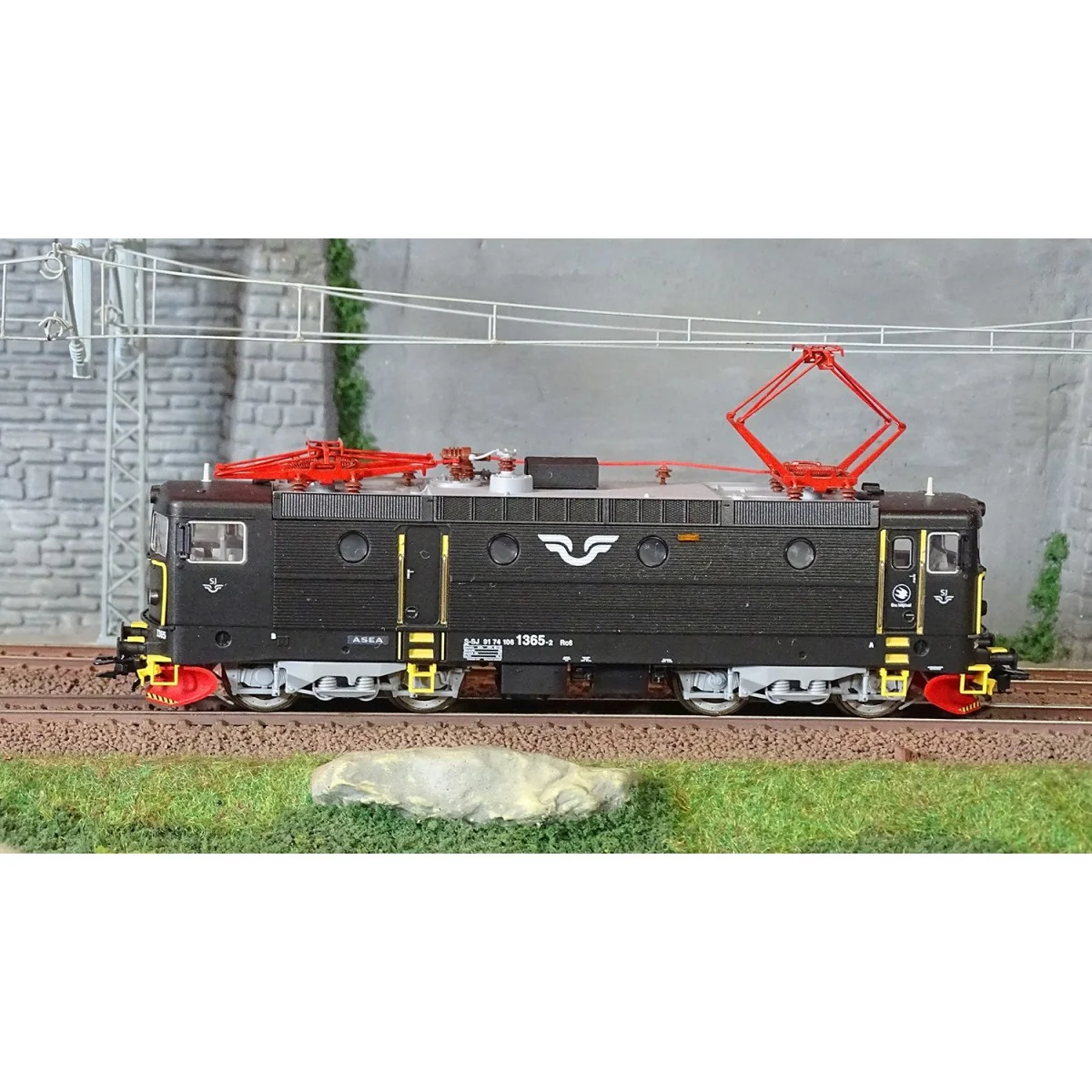 Trix 25280 RC 6 electric locomotive, SJ, black livery, digital sound Trix 25280 RC 6 electric locomotive, SJ, black livery, digital sound
