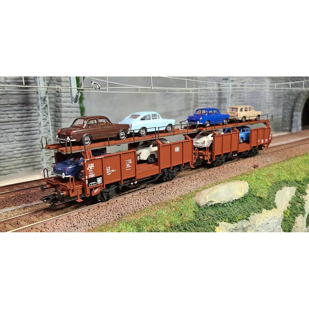 Trix 24332 Double articulated car-carrying wagon type Laaes 541 wit... Trix 24332 Double articulated car-carrying wagon type Laaes 541 wit...