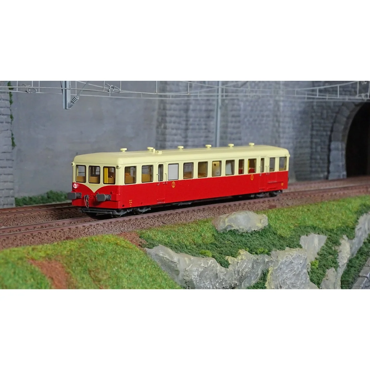 Ree Modeles VB441 Railcar Trailer XR-7354, Red-Cream with cream roo...