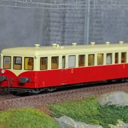 Ree Modeles VB442 Remorque d'autorail XR-7379, Rouge-Crème toit crème, SNCF, Bordeaux, éclairé Ree Modeles VB-442 - 1