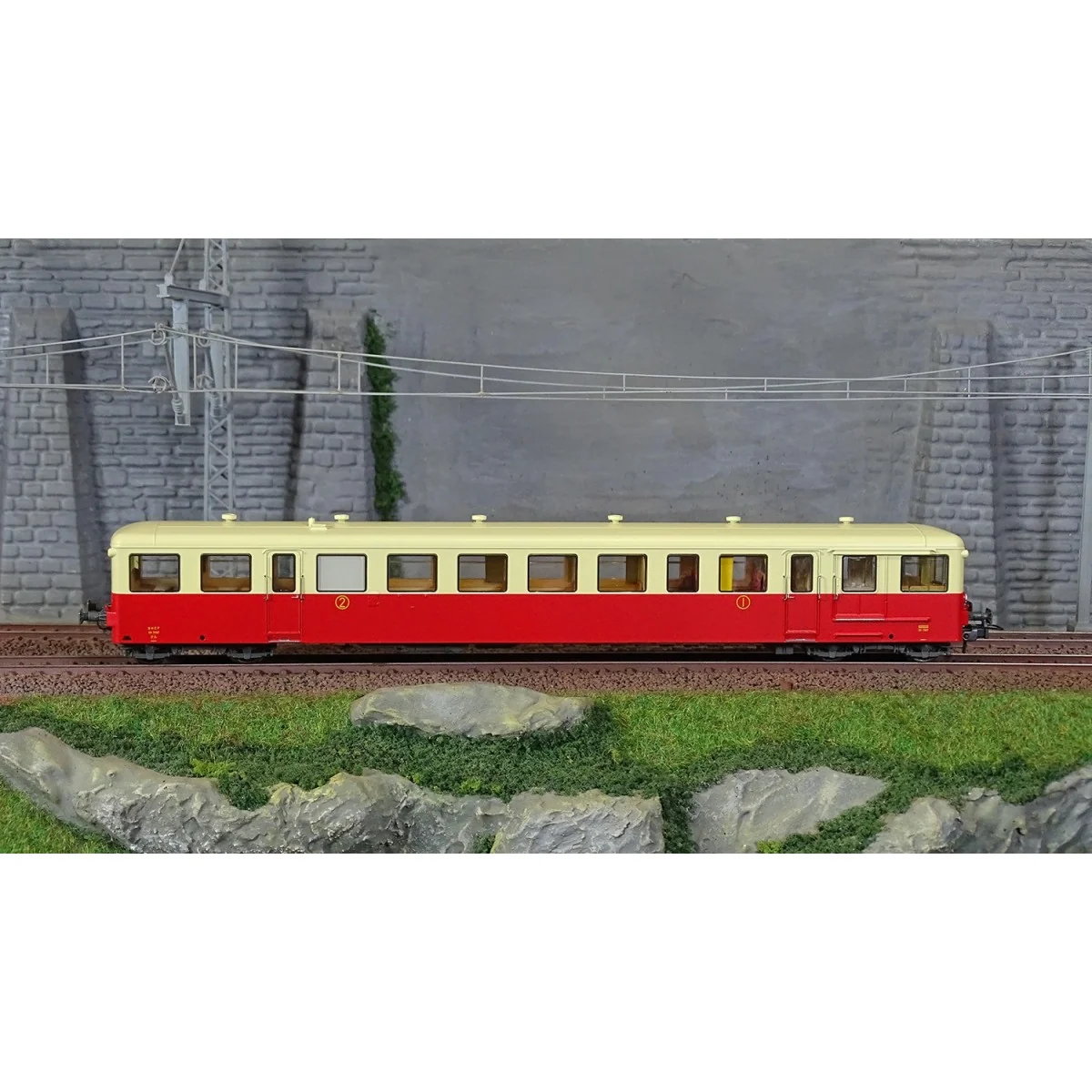 Ree Modeles VB442 Railcar Trailer XR-7379, Red-Cream with cream roo...