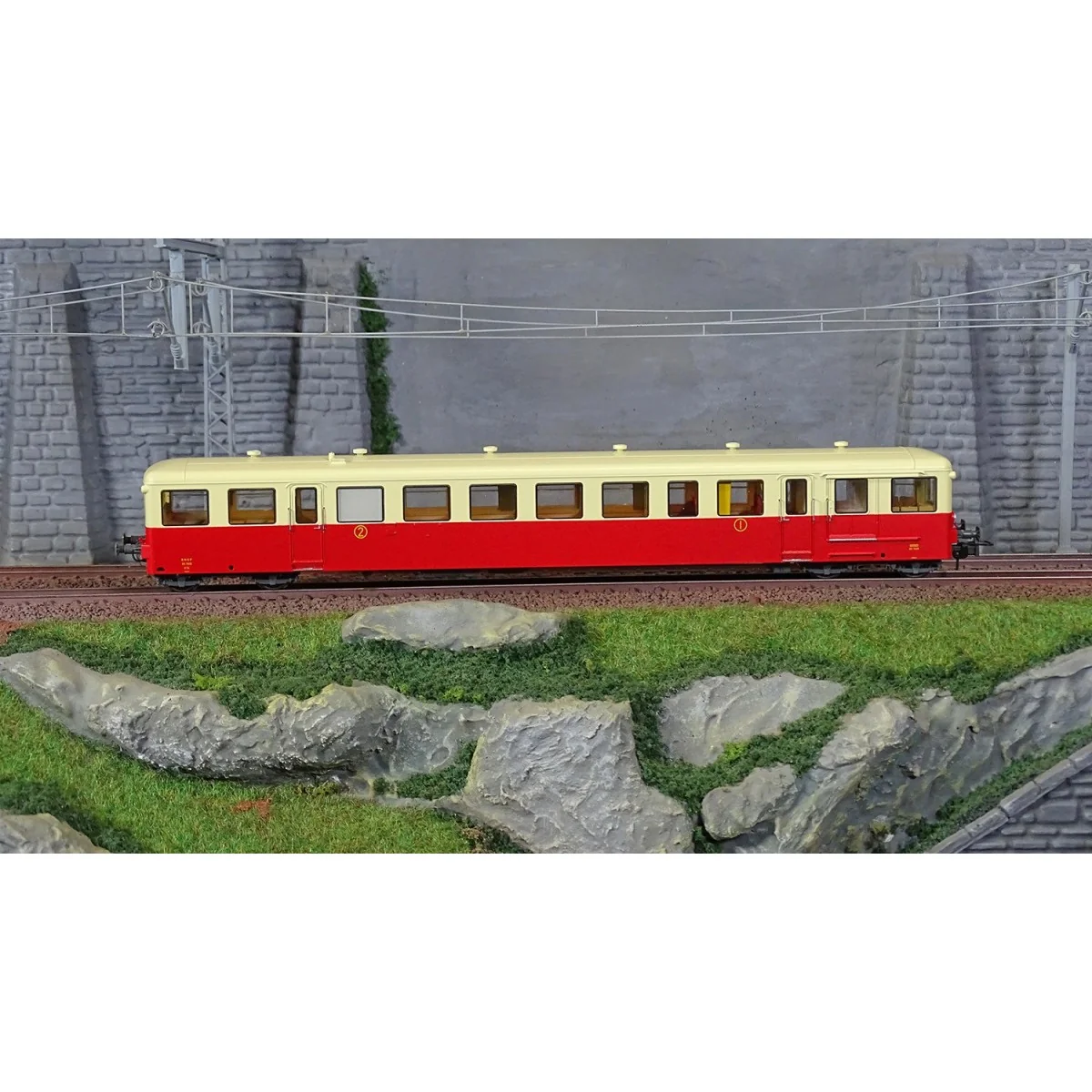 Ree Modeles VB443 XR-7405 Railcar Trailer, Red-Cream with cream roo...