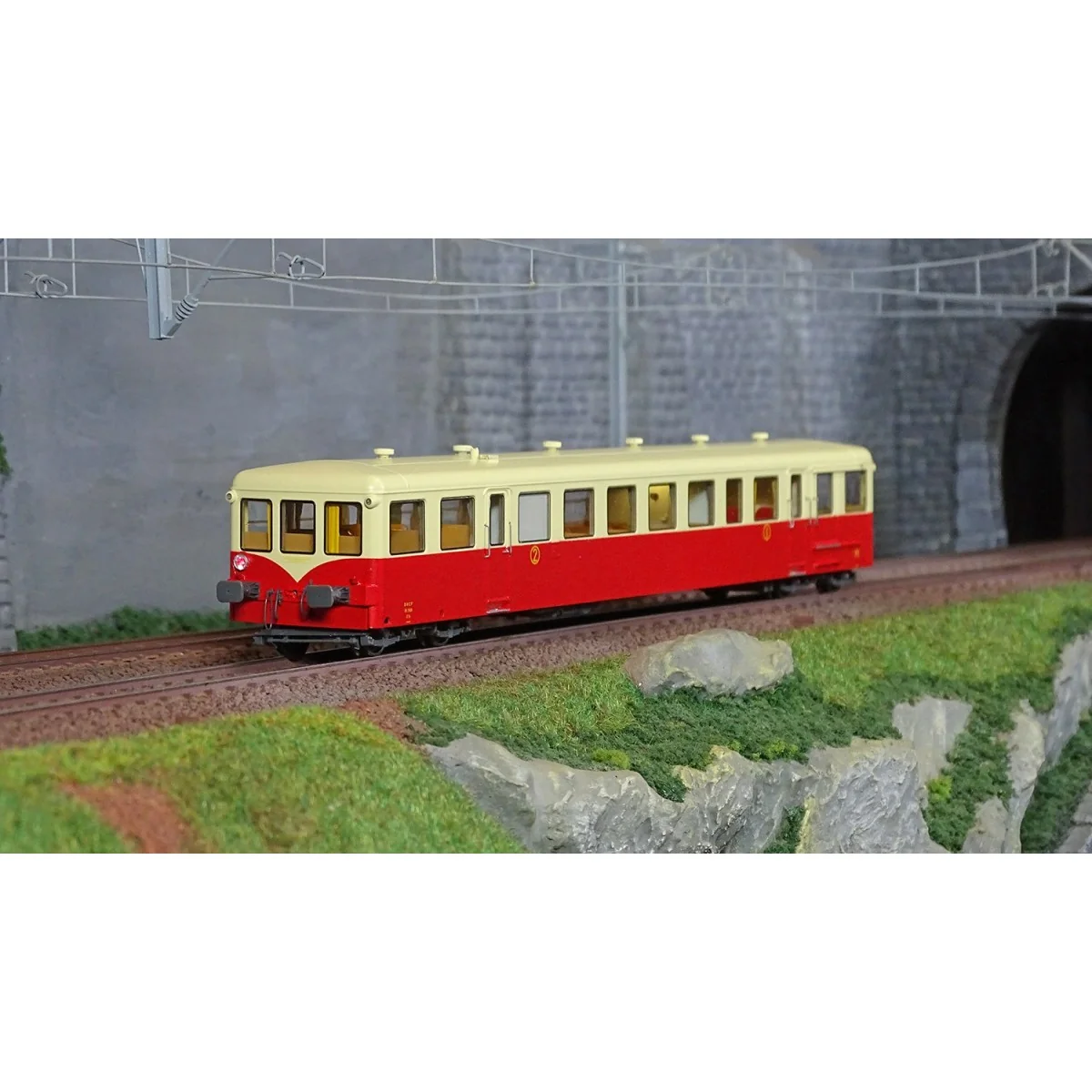 Ree Modeles VB443 XR-7405 Railcar Trailer, Red-Cream with cream roo... Ree Modeles VB443 XR-7405 Railcar Trailer, Red-Cream with cream roo...