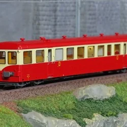 Ree Modeles VB444 Remorque d'autorail XR-7487, Rouge-Crème toit rouge, SNCF, Lille, éclairé Ree Modeles VB-444 - 1